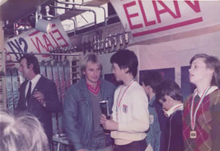 Nini Bahovec s Bojanom Križajem na podjeli odličja na utrci Elan kupa sezone 1982/83.